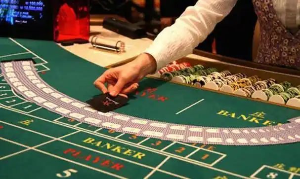 Pengguna membaca syarat bonus lewat ponsel